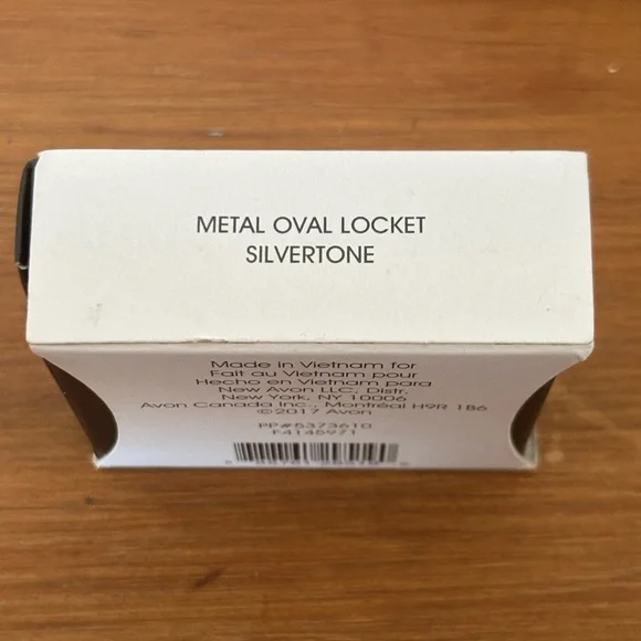 Avon 2017 Silver Oval Photo Locket Rhinestone Flower NIB Rope Chain Keepsake - Picture 10 of 11